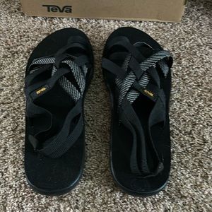 Teva Voya Strappy Sandals. Size 9